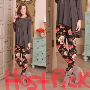 HOST PICK💕💅 Plus size Rose leggings Fits 12-18